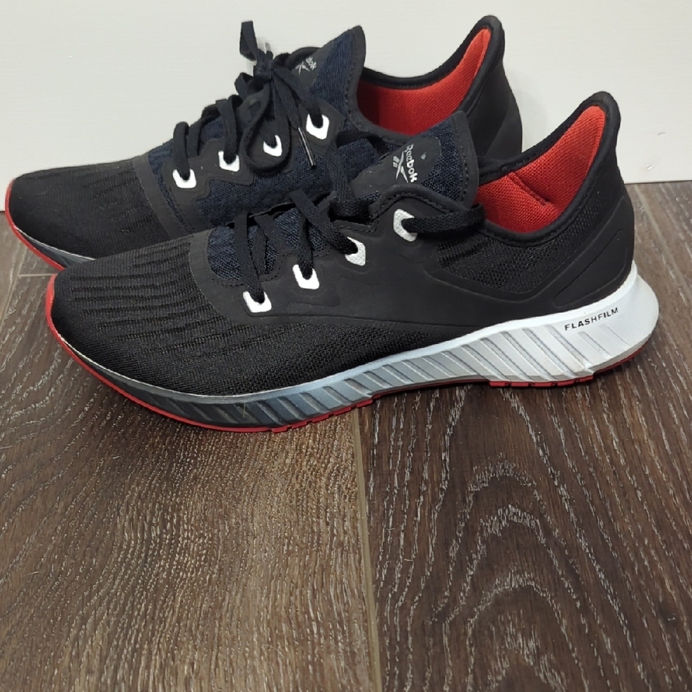 ***Reduced*** Reebok Men's Black and Red Athletic Shoes